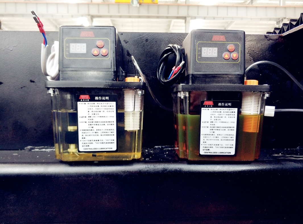 Auto oil filling for rail and gear rack 